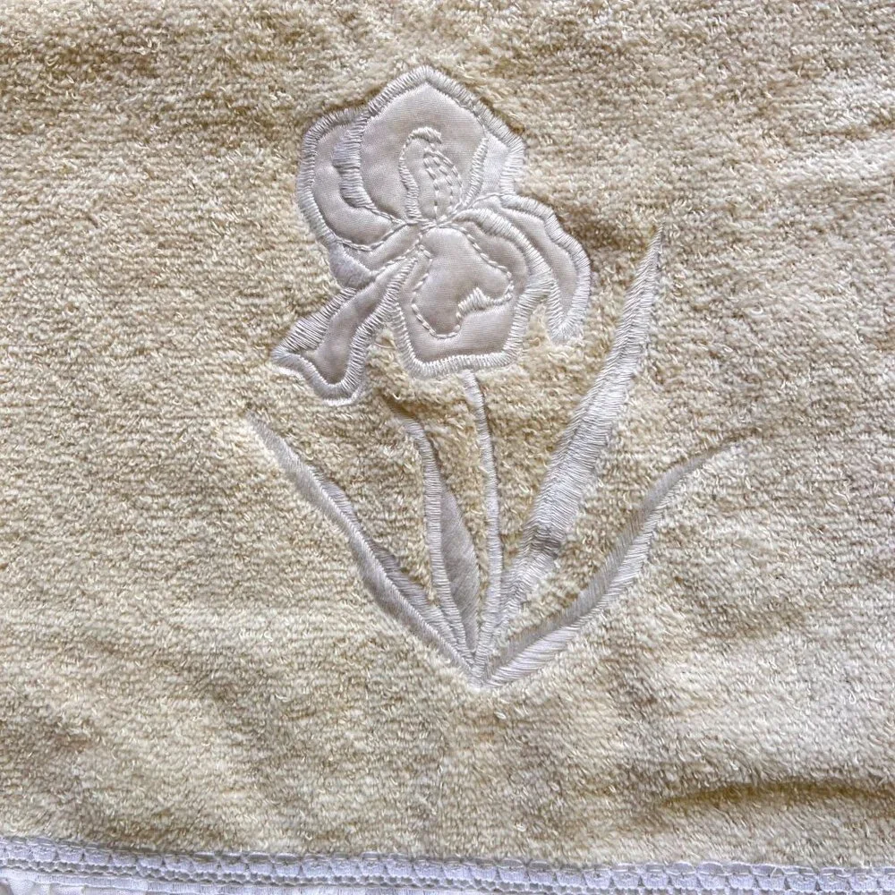 Vtg RA Briggs Embroidered Pastel Yellow Bath Towels Set of 2 Eyelet Trim USA - Picture 6 of 13